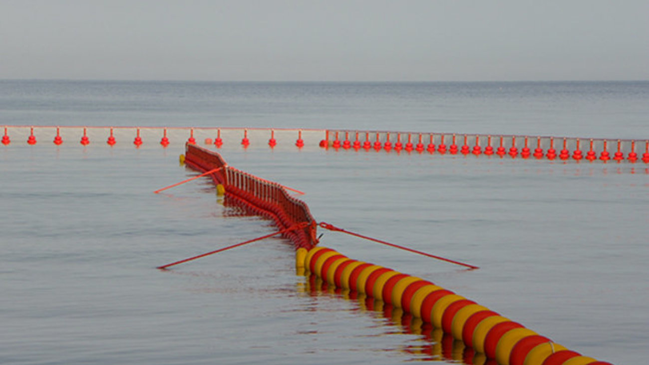 Άχρηστο το πλωτό φράγμα στα νησιά για την αποτροπή παράνομων μεταναστών: Θα χρησιμοποιηθεί  για ...αντιρρύπανση - εικόνα 3