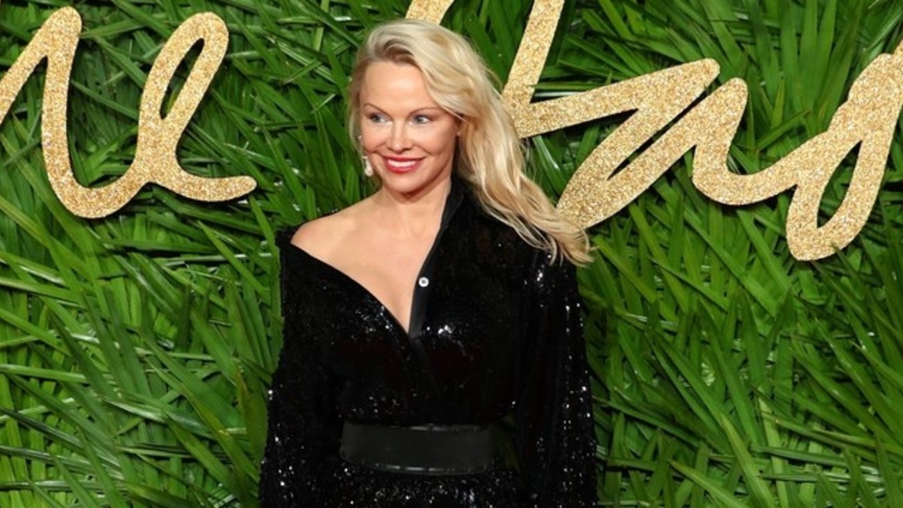 Πάμελα Άντερσον: Παντρεύτηκε κρυφά τον σωματοφύλακά της με απίθανο νυφικό και γαλότσες