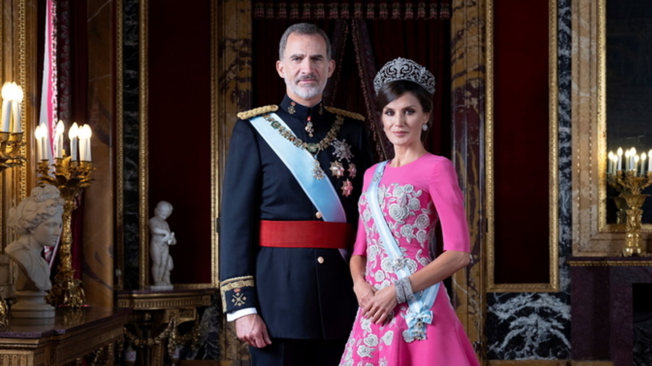 Η σικ εμφάνιση της βασίλισσας Λετίσια με κολλητό πλεκτό φόρεμα και over knee μπότες [Εικόνες]