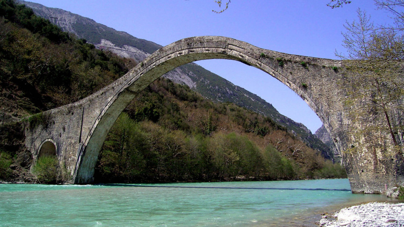 Κακοκαιρία: Κατέρρευσε το παλαιότερο γεφύρι της Τσαγκαράδας στο Πήλιο [εικόνες]