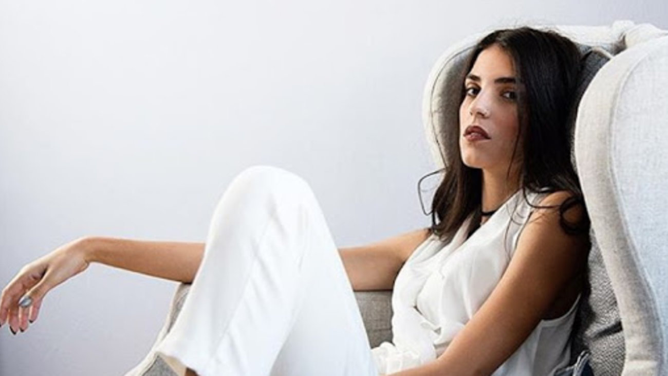 Τέλειο μίνιμαλ στυλ: 5 Ελληνίδες celebrities δίνουν εύκολες ιδέες για πρωινό ντύσιμο
