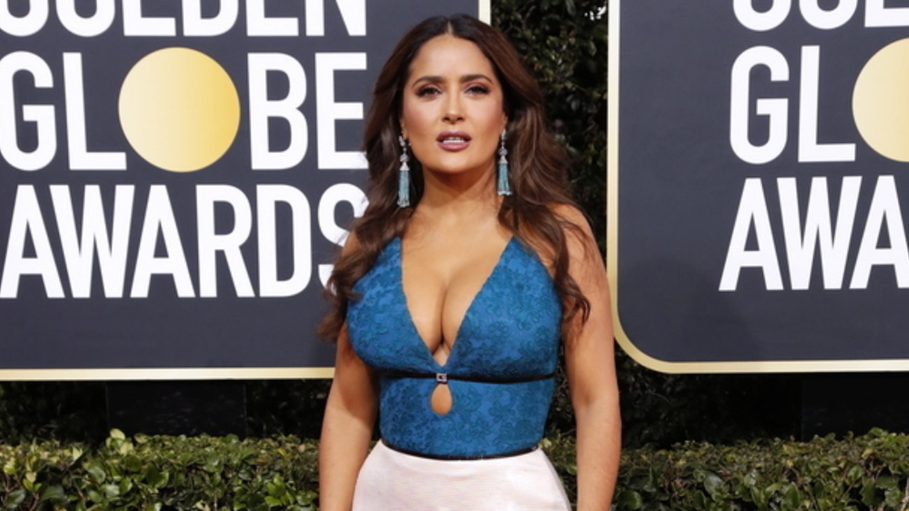 Σάλμα Χάγιεκ: "Το 'ριξε έξω" στην Πάρο - Σπάει πιάτα και χορεύει σε γλέντι [Βίντεο]