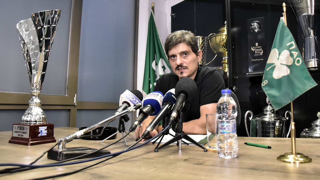 "Ντου" αγριεμένων οπαδών του ΠΑΟ  με ξύλα και πέτρες στο σπίτι του Δημήτρη Γιαννακόπουλου [Βίντεο] - εικόνα 2