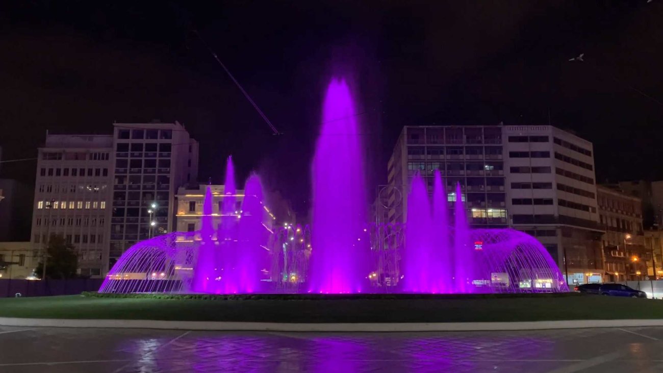 "Ξαναζωντανεύει" από σήμερα η πλατεία Ομονοίας: Φωταγωγείται το βράδυ το συντριβάνι [εικόνες]