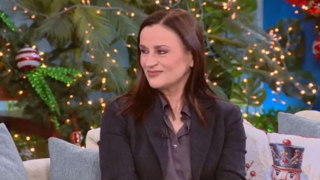 Καρυοφυλλιά Καραμπέτη: Ολοι μας είμαστε θνητοί, έχουμε την ίδια μοίρα, ας κάνουμε τη ζωή μας απλή