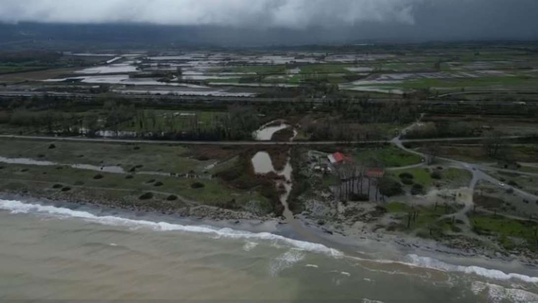 Η κακοκαιρία Byron άλλαξε χρώμα στον Θερμαϊκό: Εντυπωσιακά εναέρια πλάνα από το Λιτόχωρο