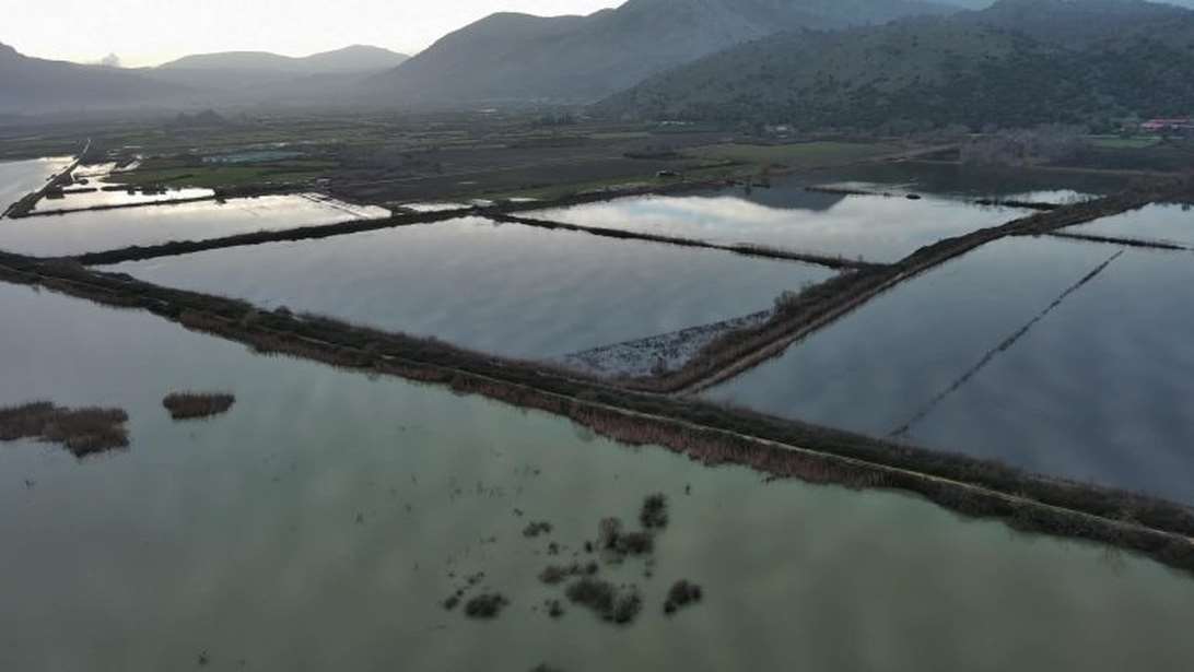 "Φούσκωσε" ο Λούρος από τις βροχοπτώσεις:  Καλλιέργειες "βυθίστηκαν" στο νερό, ο κάμπος έχει μετατραπεί σε λίμνη