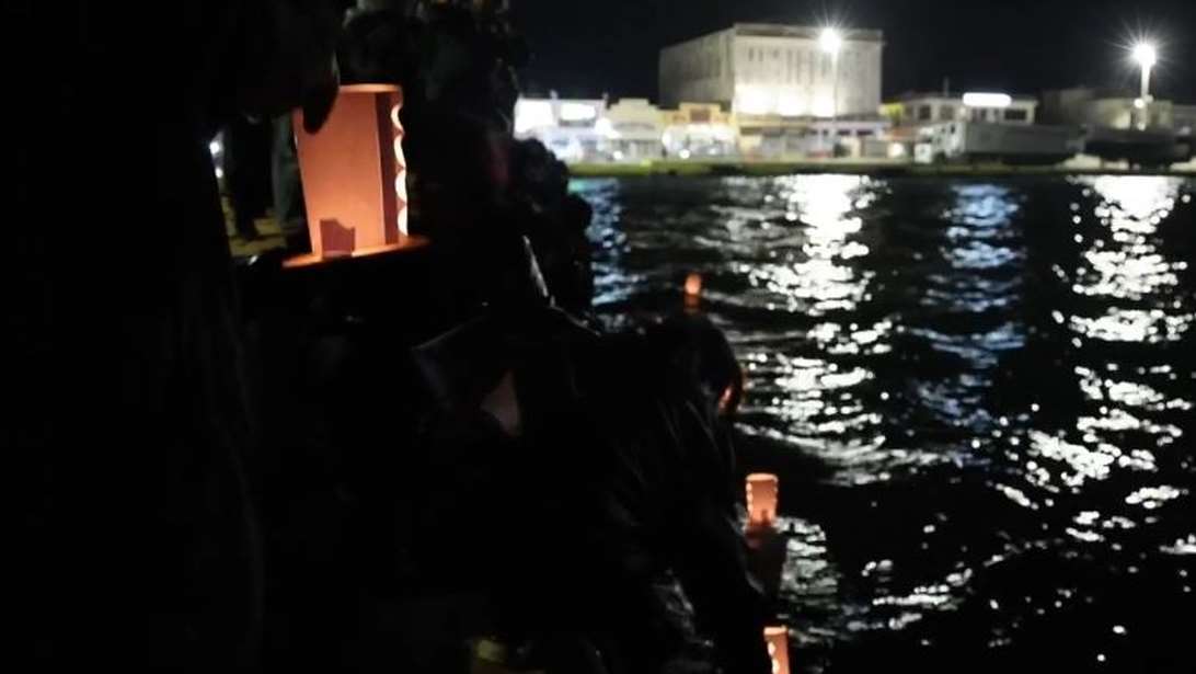 Χίος: Φαναράκια στη θάλασσα στη μνήμη των θυμάτων - "Γέμισε η Μεσόγειος κορμιά μεταναστών" φώναζαν διαδηλωτές