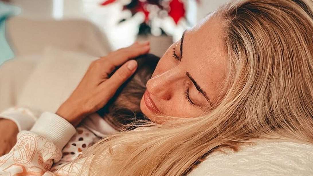 Μαρία Ηλιάκη: Η γλυκιά φωτογραφία με την κόρη της κάτω από το χριστουγεννιάτικο δέντρο