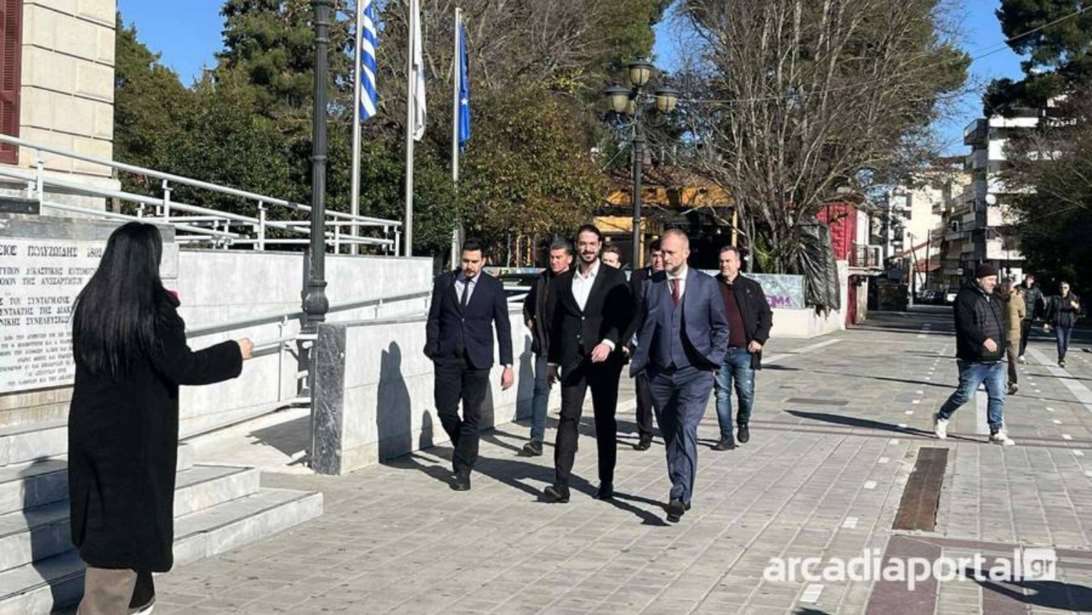 Στα δικαστήρια της Τρίπολης για να απολογηθεί ο Άρης Μουγκοπέτρος - Τον κατηγορεί η σύζυγός του [βίντεο]