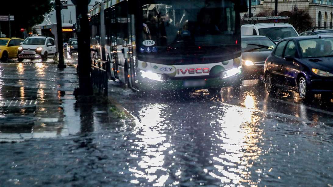 Με ομπρέλες ξανά η Αθήνα: Σε ποιες περιοχές βρέχει αυτή την ώρα