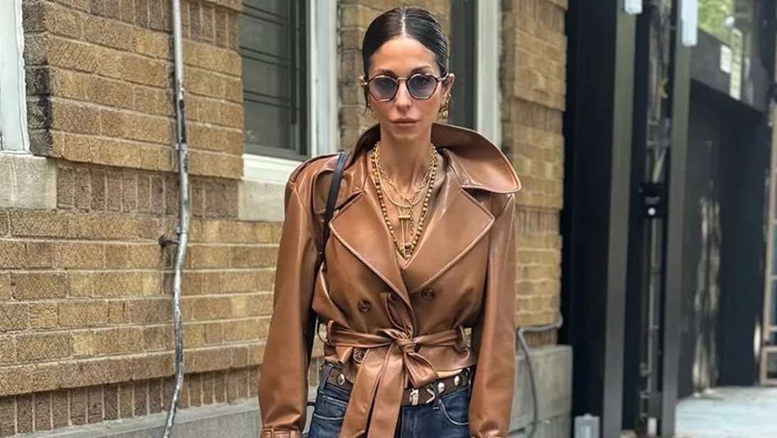 Η Σοφία Καρβέλα φόρεσε μία φούστα με κόκκινες παγιέτες και δαντελένιο καλσόν στο απόλυτο festive look