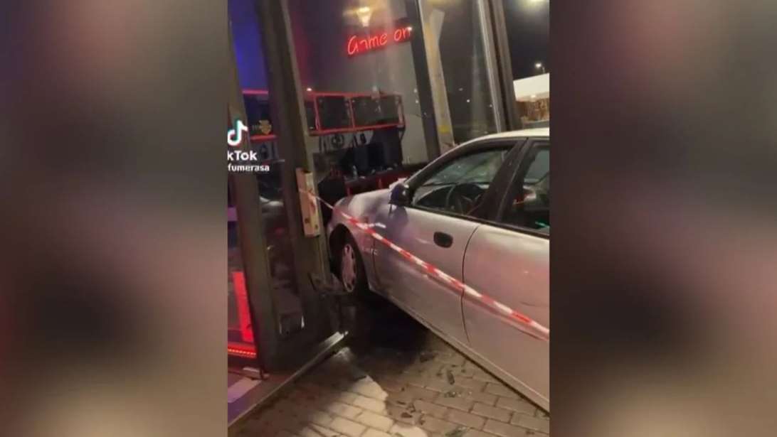 Επεισοδιακή καταδίωξη στον Αγιο Δημήτριο: Ανήλικος με κλεμμένο Ι.Χ. έπεσε σε πρόσοψη καφετέριας