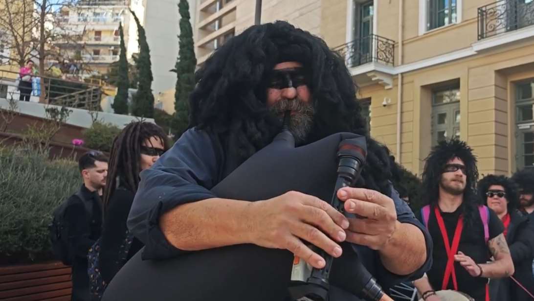 Το Παγκράτι έγινε... Κοζάνη: Γκάιντες και νταούλια ξεσήκωσαν την περιοχή για τις απόκριες [βίντεο]