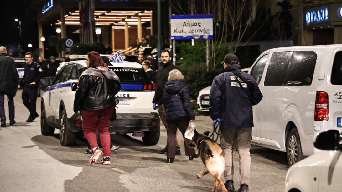 Λήξη συναγερμού στο ξενοδοχείο Κάραβελ - Είχε προηγηθεί τηλεφώνημα για βόμβα - Hταν σε εξέλιξη εκδήλωση της πρεσβείας του Ιράν