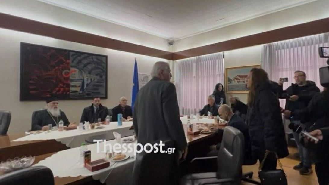 Τέμπη: "Aν ξέραμε ότι θα έρθει δεν θα ερχόμασταν" - Οργή συγγενών για την παρουσία Κυρανάκη στο μνημόσυνο