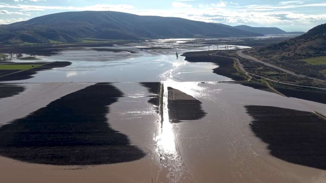 "Καφέ θάλασσα" ο Θεσσαλικός κάμπος: Βίντεο drone με την υπερχείλιση του Πηνειού που προκάλεσε τεράστιες καταστροφές