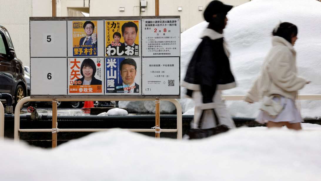 Ιαπωνία: Σπεύδουν στις κάλπες οι πολίτες αψηφώντας το χιόνι - Οι πρόωρες εκλογές και ο ρόλος της Τακαΐτσι