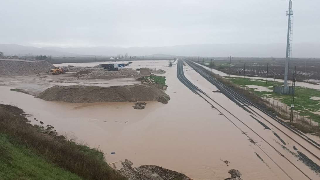 Λαμία: Πλημμύρες στον Δομοκό - Διακόπηκε η σιδηροδρομική συγκοινωνία Αθηνών - Θεσσαλονίκης