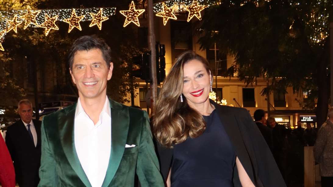 Κάτια Ζυγούλη: Με glam βελούδινο φόρεμα στο πλευρό του Σάκη Ρουβά σε κοσμική εκδήλωση