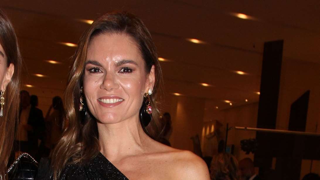 Η Μιράντα Πατέρα stylish στο κρύο - Με εντυπωσιακή κάπα σε οικογενειακό κλικ