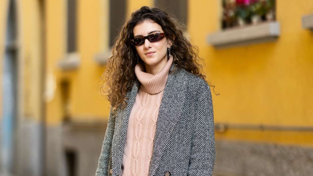 Αυτά τα 5 πουλόβερ ταιριάζουν με όλες τις φούστες του φθινοπώρου