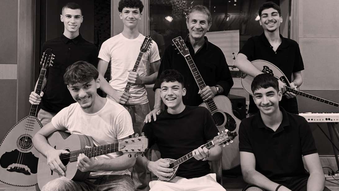 "Τεκετζήδες": Οι πιτσιρικάδες που ξεσήκωσαν το Καλλιμάρμαρο στο στούντιο με τον Γιώργο Νταλάρα