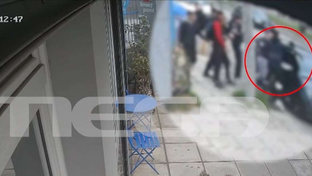 Θεσσαλονίκη: Βίντεο ντοκουμέντο - Αγριος ξυλοδαρμός 16χρονου έξω από λύκειο