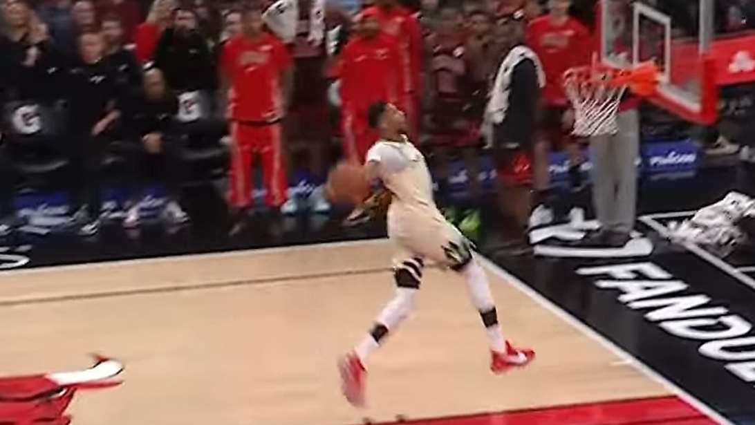 Γιάννης Αντετοκούνμπο: Κάρφωσε με "ανεμόμυλο" και προκλήθηκε σύρραξη με τους Μπουλς [βίντεο]