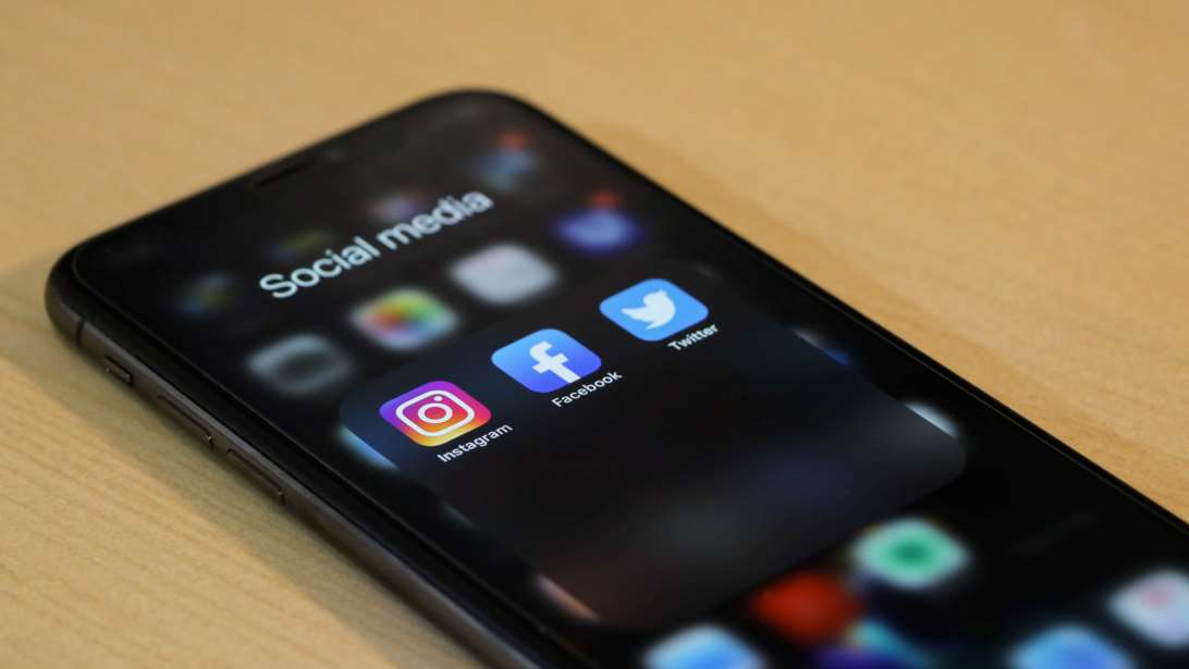 Reuters: Η Ελλάδα είναι κοντά στο να απαγορεύσει τα social media για παιδιά κάτω των 15 ετών