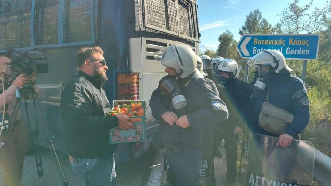 Αγρότες μοίρασαν πορτοκάλια σε αστυνομικούς στην Αιτωλοακαρνανία [εικόνες]
