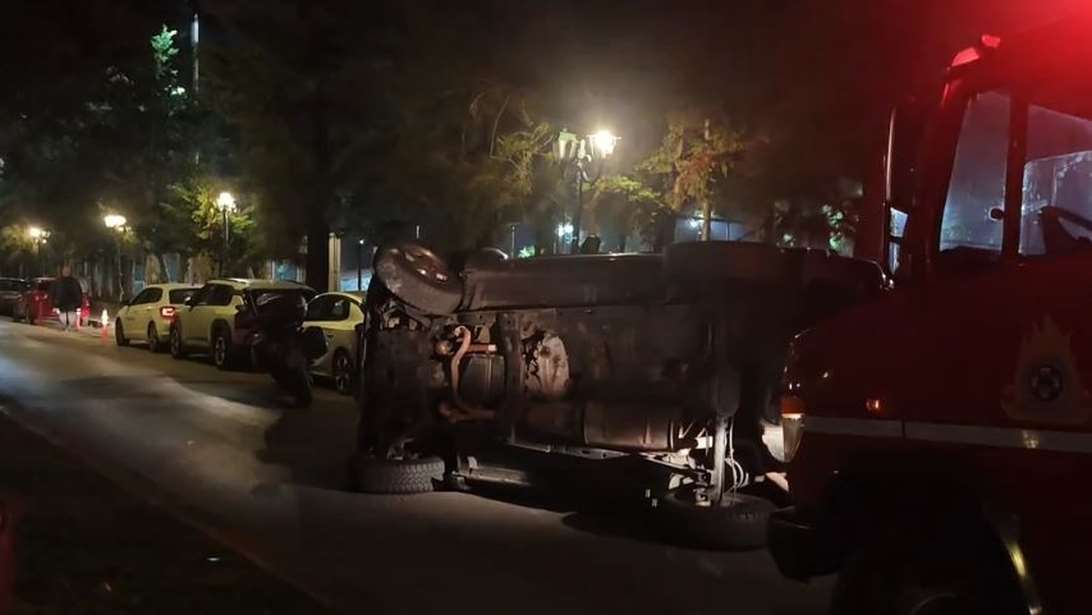 Παπάγου: Ανετράπη τζιπ στην οδό Κύπρου - Εγκλωβίστηκε οδηγός [βίντεο]