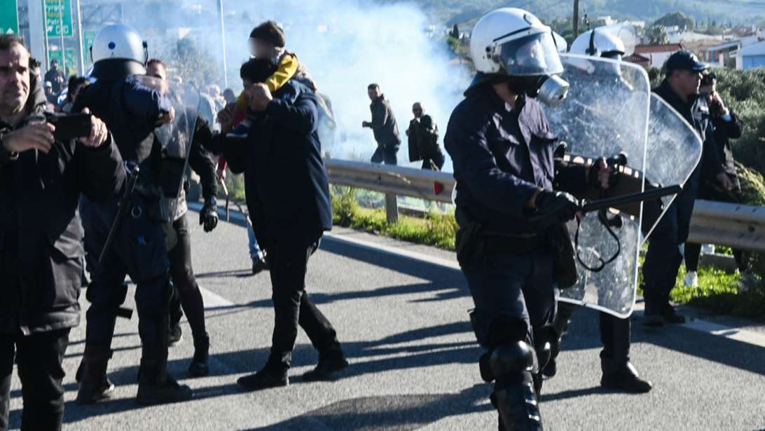 Aγρότες: Σήκωσαν τις μπάρες στο Αντίρριο, ένταση και χημικά από την ΕΛΑΣ στο Ρίο - Ολα τα μπλόκα