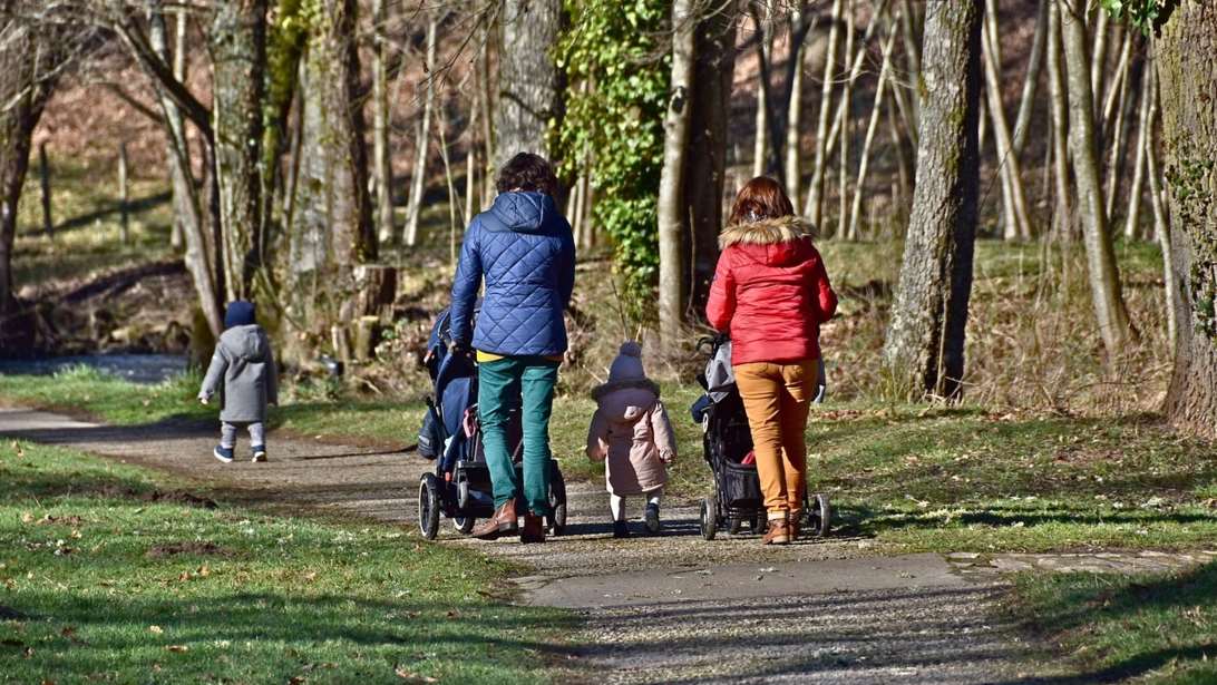Έκρυβαν 3.000 ευρώ σε κέρματα από "φρουτάκια" μέσα σε παιδικό καρότσι και στις τσέπες των παιδιών τους