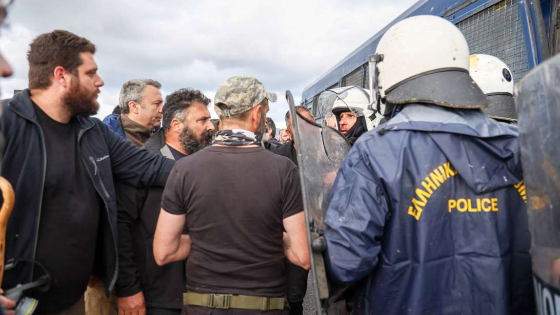 Κρήτη: Δύο συλλήψεις για τα επεισόδια στο Ηράκλειο - Στο νοσοκομείο από πέτρα στο πρόσωπο ο διοικητής του ΤΑΕ Χανίων