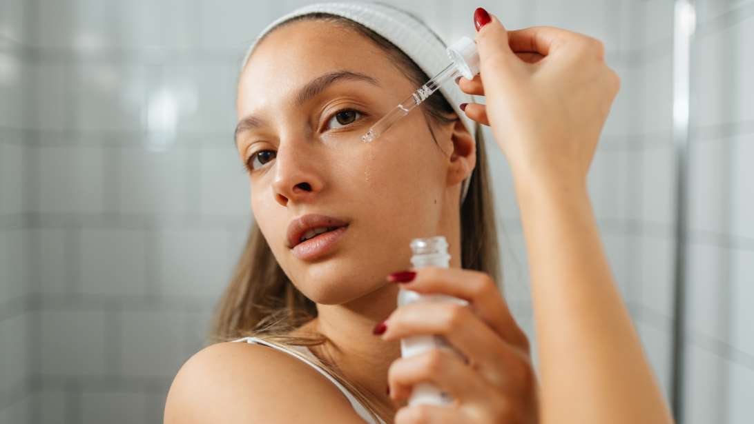 Δύο skincare συνήθειες που αν ακολουθείς από τα 30 θα έχεις πιο νεανικό δέρμα στα 60