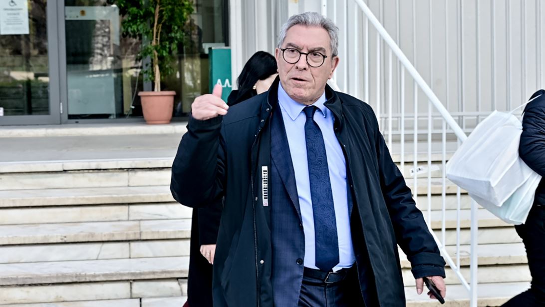 Δίκη για τα Τέμπη: "Αρπάχτηκαν" Καπερνάρος και συγγενείς θυμάτων - "Εγώ δεν παίζω θέατρο - Ντροπή σου"