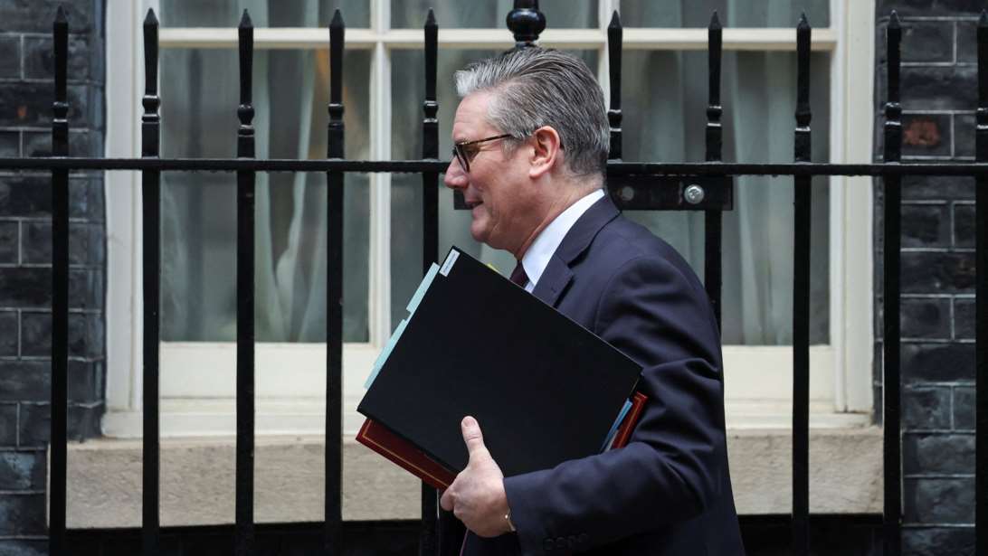 Νέος "πονοκέφαλος" για τον Στάρμερ: Παραιτείται και ο γενικός γραμματέας της κυβέρνησης