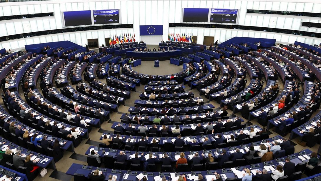 Πρώτη αντίδραση της ΕΕ στο "bullying" Τραμπ: Το Ευρωκοινοβούλιο "παγώνει" την εμπορική συμφωνία με ΗΠΑ