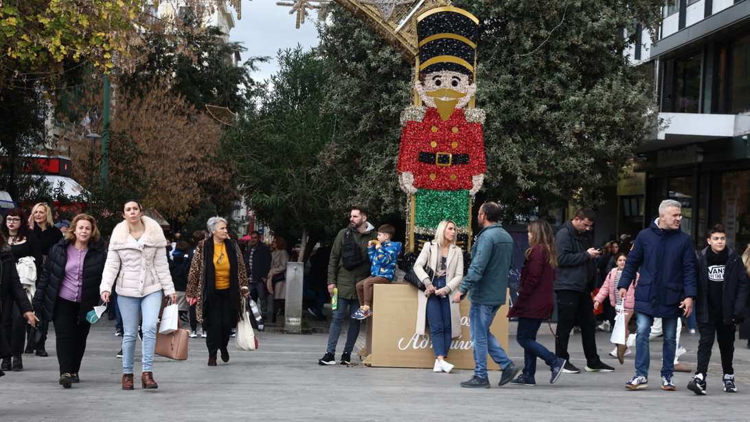 Δώρο Χριστουγέννων: Ποιοι θα πάρουν περισσότερα, πώς υπολογίζεται και τι αλλάζει φέτος