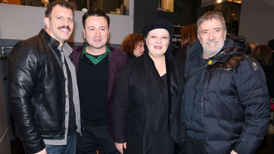 Πρεμιέρα για την "Κυρά της Ρω": Οι επώνυμοι που απόλαυσαν τον συγκλονιστικό μονόλογο της Φωτεινής Μπαξεβάνη