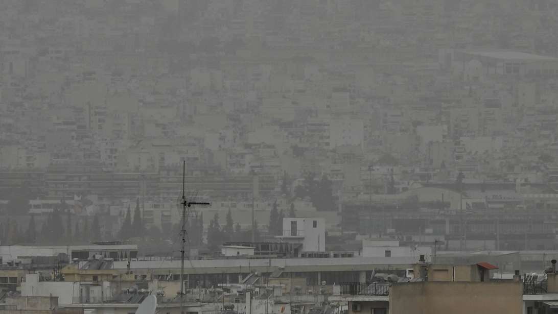 Έντονη η μεταφορά αφρικανικής σκόνης σχεδόν σε όλη την Ελλάδα - Η απόκοσμη εικόνα του νέφους πάνω από την Αττική