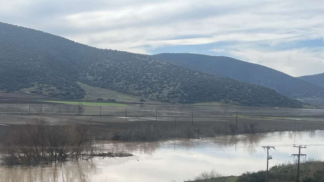 Υπερχείλισε ο Πηνειός έξω από τη Λάρισα - Πλημμύρισαν αγροτικές εκτάσεις [εικόνες - βίντεο]