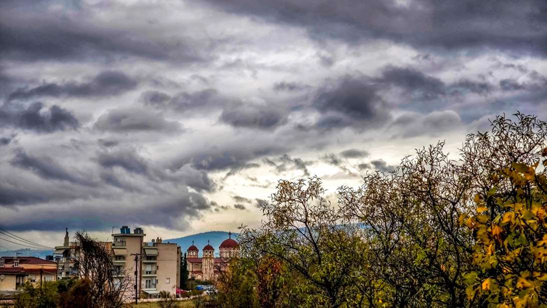 Καιρός: Κυριακή με συννεφιά και πτώση της θερμοκρασίας - Πού θα βρέξει και πού θα ρίξει τα πρώτα χιόνια