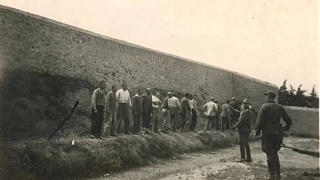 Φωτογραφίες-ντοκουμέντα που προκαλούν δέος: Οι 200 αγωνιστές στην Καισαριανή, λίγο πριν την εκτέλεσή τους