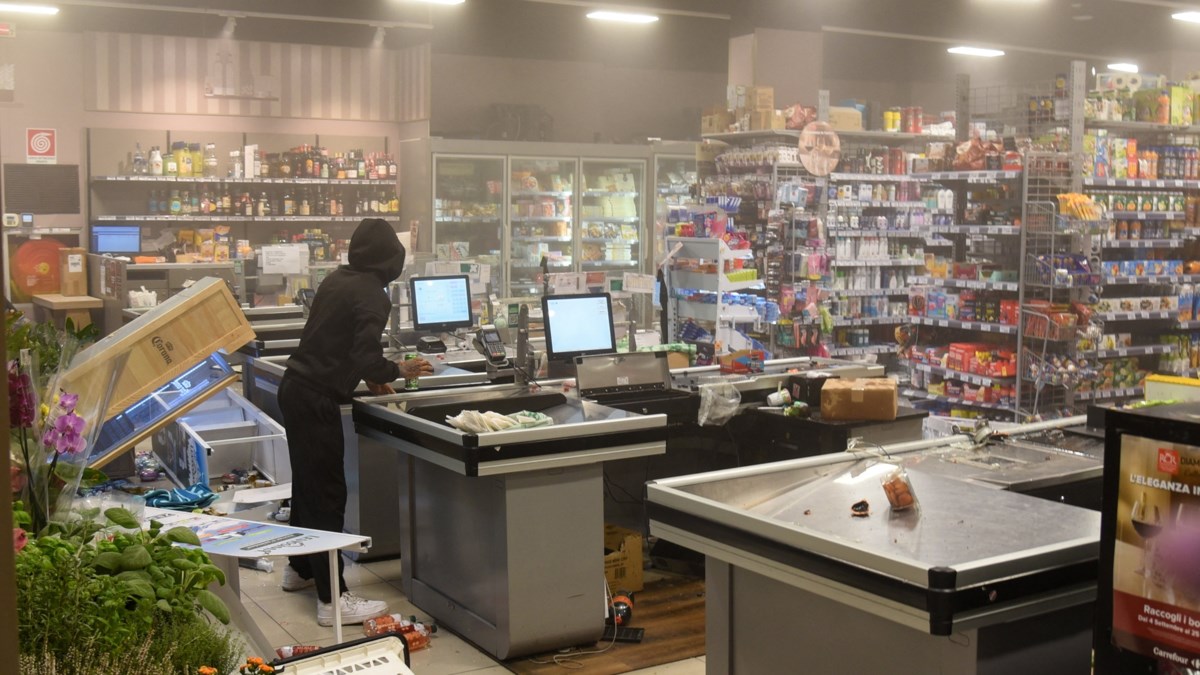 «Εμπόλεμη ζώνη» η Γαλλία: Απαγόρευση κυκλοφορίας σε περιοχές του Παρισιού, σε lockdown Λιλ, Νίκαια και άλλες πόλεις