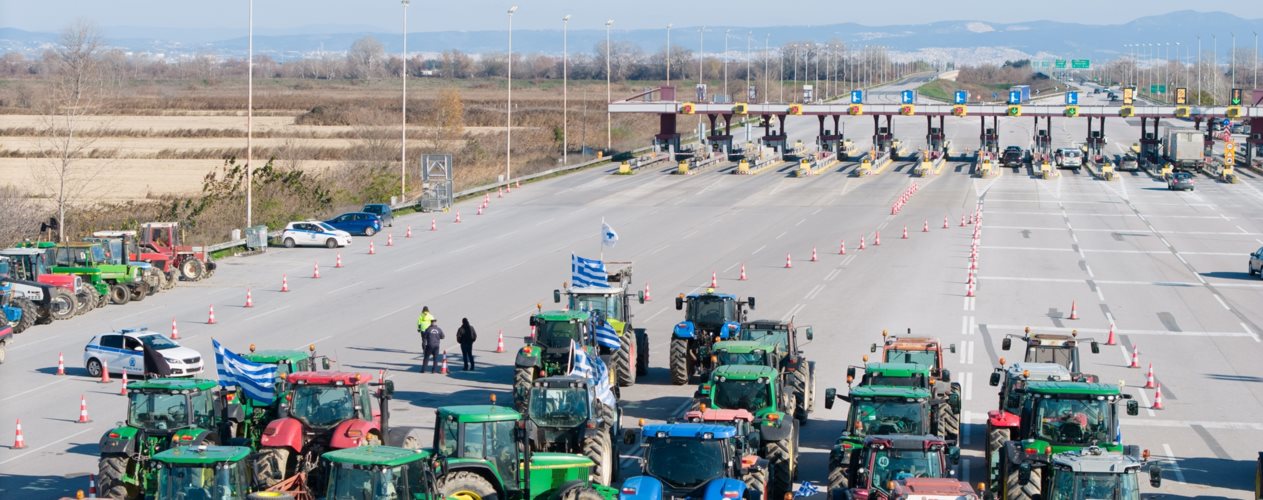Αγρότες: Έκλεισαν επ' αόριστον την Ιόνια Οδό - Κλείνουν και παρακαμπτηρίους στον Μπράλο