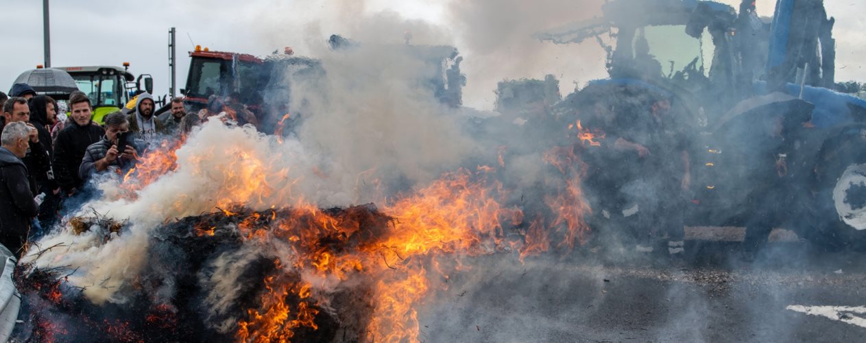 Αμετακίνητοι οι αγρότες στα μπλόκα που πληθαίνουν - Ετοιμάζονται για γιορτές με τα τρακτέρ στους δρόμους