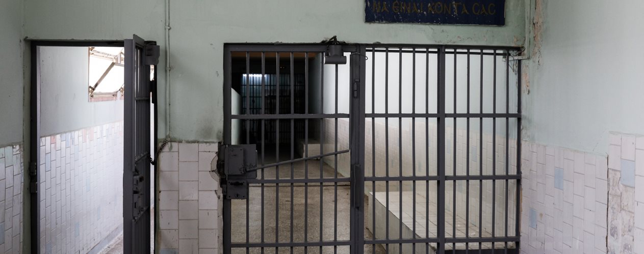 Συναγερμός στις φυλακές Κορυδαλλού: Βρέθηκε θαμμένο στο προαύλιο πιστόλι με γεμιστήρα και σφαίρες [βίντεο]