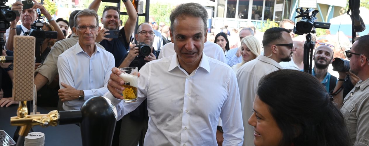 H περιοδεία Μητσοτάκη στη ΔΕΘ: Mπίρα, φόρμουλα, μπιλιάρδο, φανέλες και μια ερώτηση στην Τεχνητή Νοημοσύνη [εικόνες]